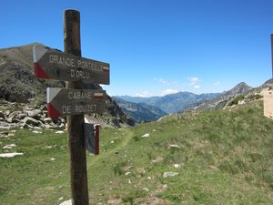A signpost at Col de Coume d'Agnel, above Etang des Bésines A signpost at Col de Coume d'Agnel, above Etang des Bésines